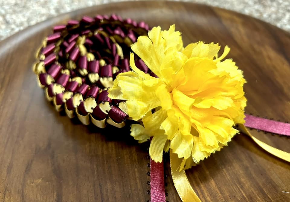 SINGLE STRAND LEI WITH CARNATION [Assorted Colors Available]