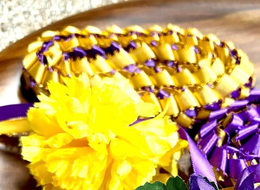 SINGLE STRAND LEI WITH CARNATION [Assorted Colors Available]