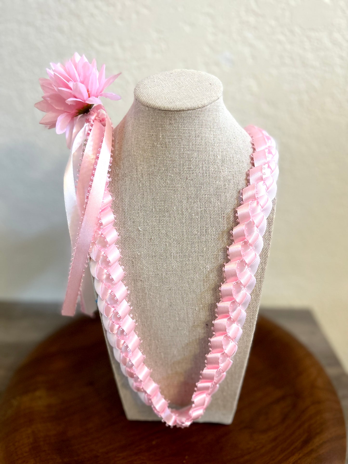 SINGLE STRAND LEI WITH MUM [Assorted Colors Available]