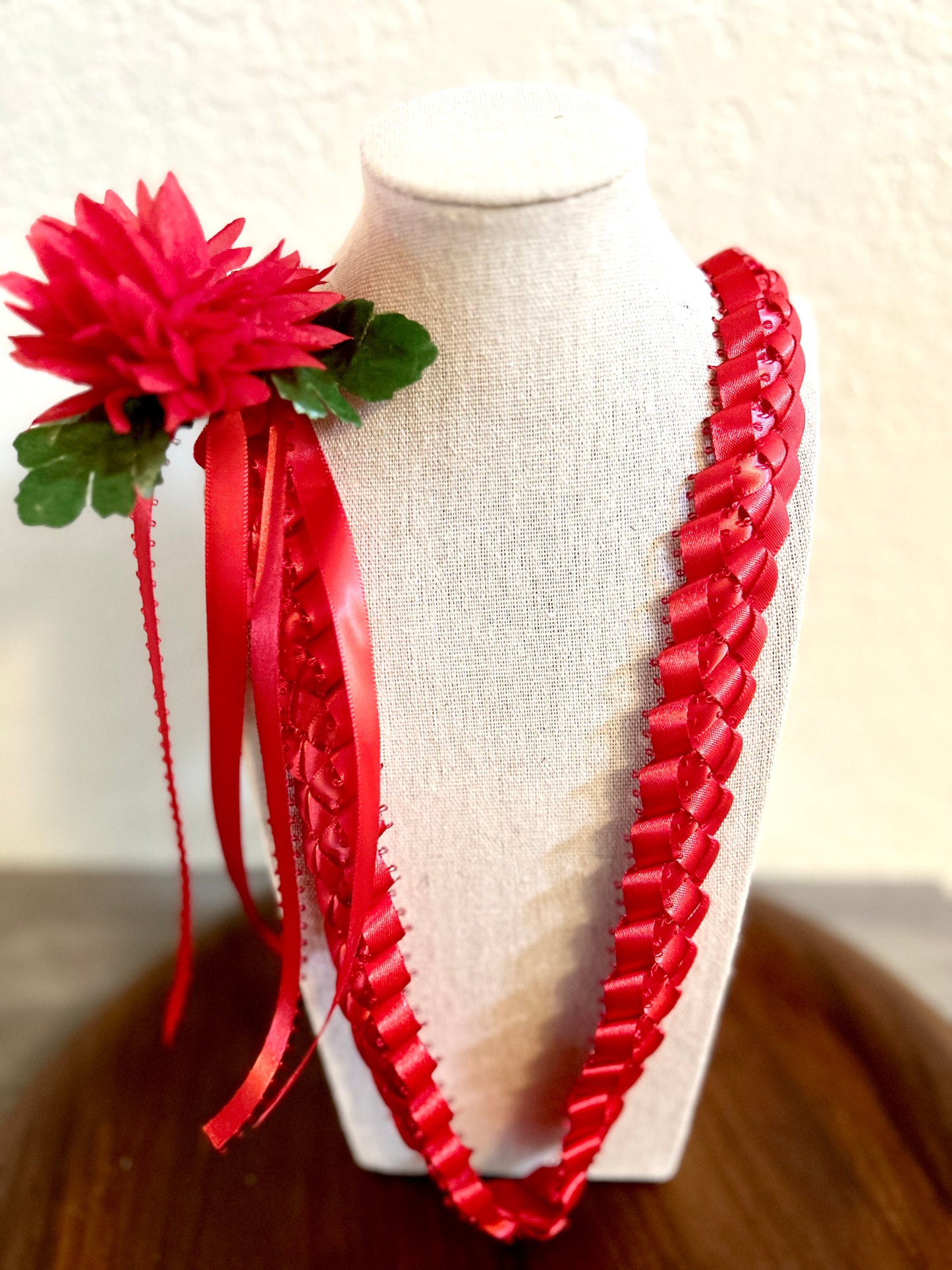 SINGLE STRAND LEI WITH MUM [Assorted Colors Available]