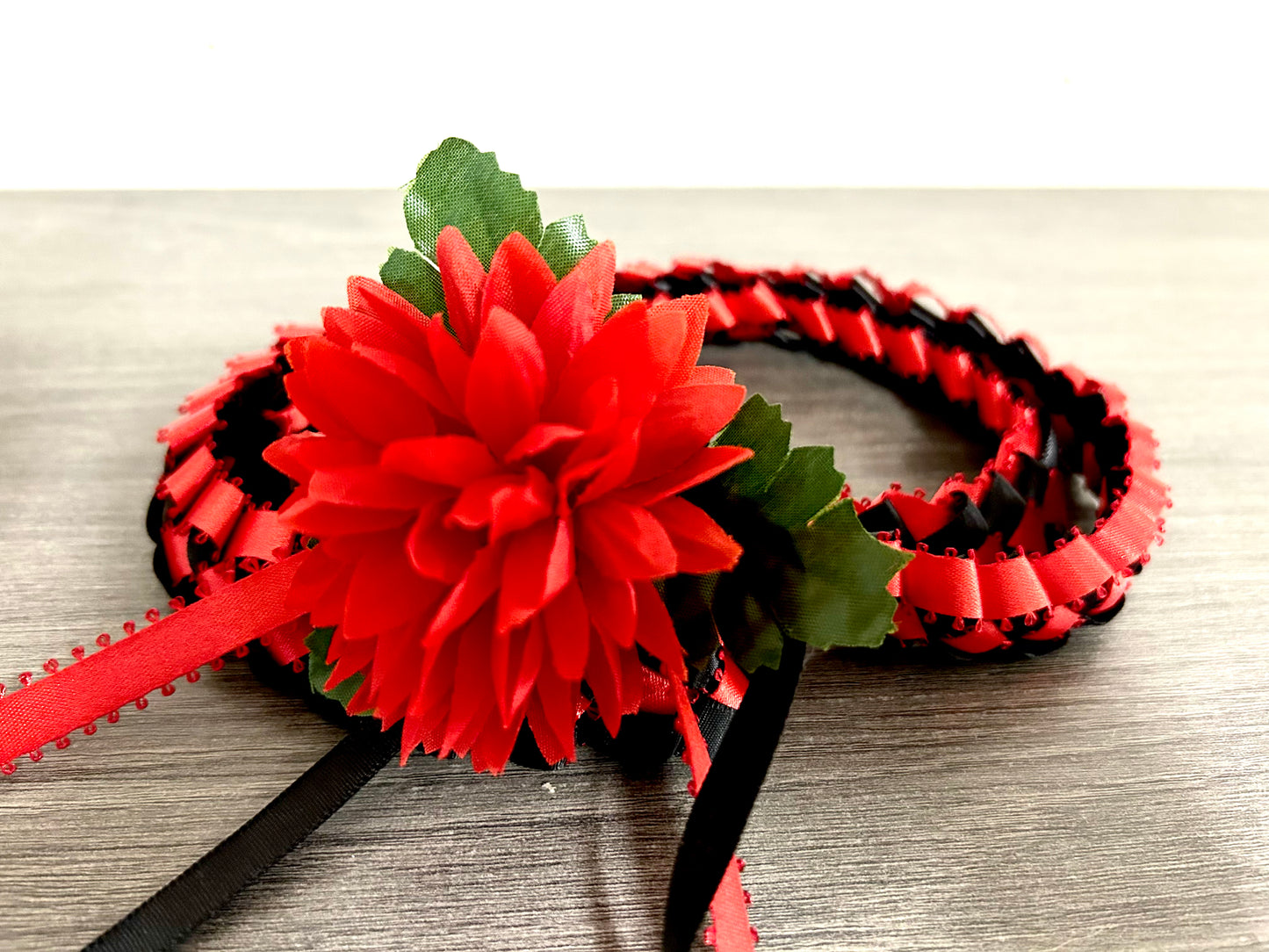 SINGLE STRAND LEI WITH MUM [Assorted Colors Available]